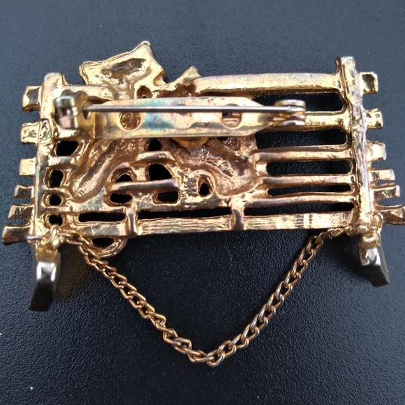 Vintage Gold Coloured Brooch, Cat Couple on Park Bench, AJC, Hanging Cha… - Picture 3 of 5
